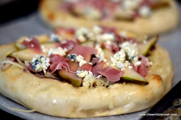 Caramelized Pear and Gorgonzola Pizza - Fifteen Spatulas