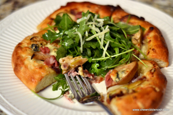 Caramelized Pear and Gorgonzola Pizza - Fifteen Spatulas